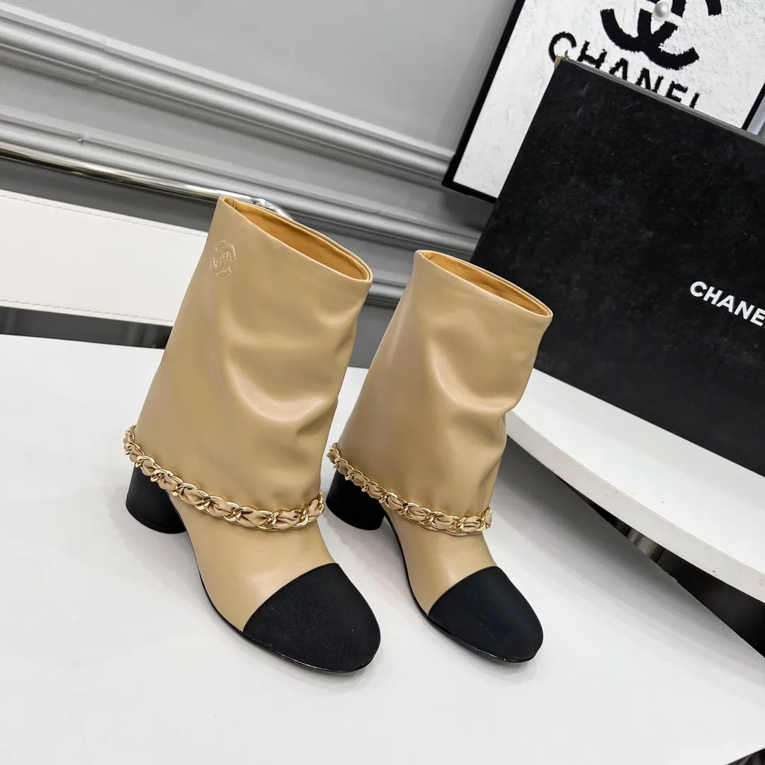 👟👟Ex-factory price 980👟👟 High version of Chanel CHANEL, 🌞🌞🌞Xiaoxiang’s latest boots for autumn and winter 2025, a must-have item for this autumn and winter! ! Ms. Chanel loves simple yet irresistible combinations to show her unique style. Mix and match freely to shine⚡Follow Grandma’s fashion steps! ! ! The top-notch craftsmanship and texture are perfectly presented. No matter any details, you can compare them with the counters. The best quality products can be entered and exited from the counters at will! ! ❶Material: imported cowhide ❷Inner lining: cowhide lining ❸Feet: cowhide lining ❹Outsole: original Italian leather outsole ❺Heel height: 5.5cm ❻Boot shaft height: 8 inches ❼Number: 35-40 (40 and 41 are customized and cannot be returned)